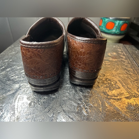 Dansko Pro XP Brown Floral Tooled Leather Clogs Women’s Size EU 37 US 6.5-7 - Picture 13 of 13